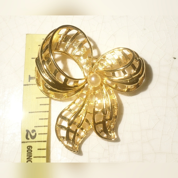 Fancy vintage gold filigree bow with faux pearl  brooch - Picture 6 of 8